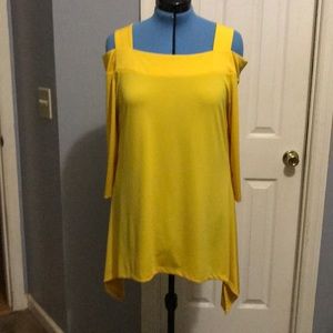 Yellow straight neckline stapled top.